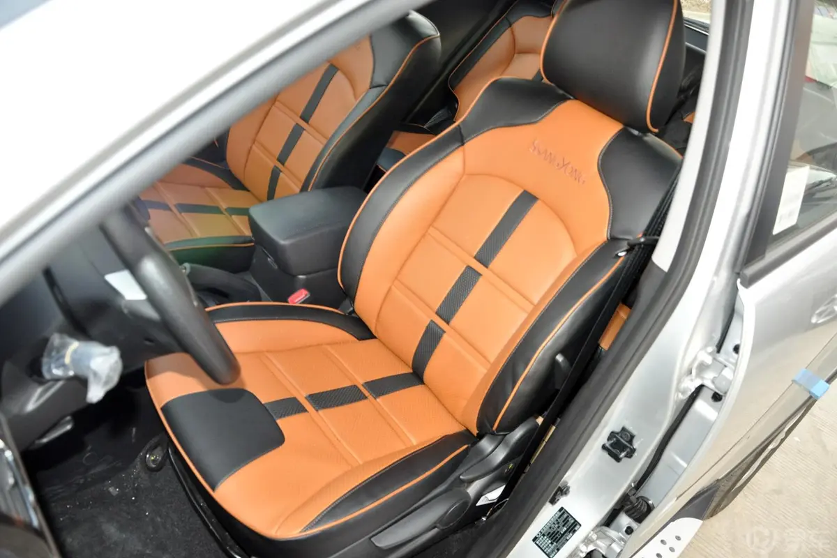 柯兰多2.0L 手动 两驱 舒适版 汽油驾驶员座椅