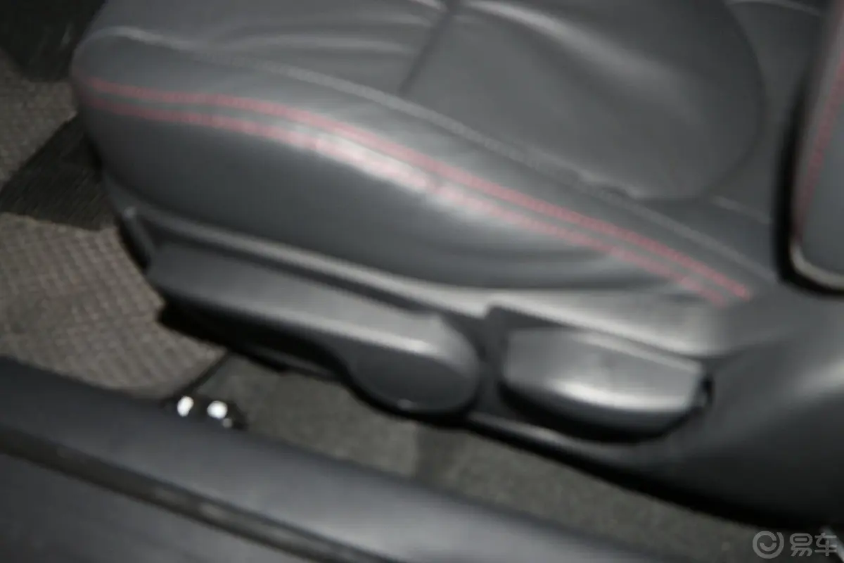 速迈2.0L 自动 运动版座椅调节键