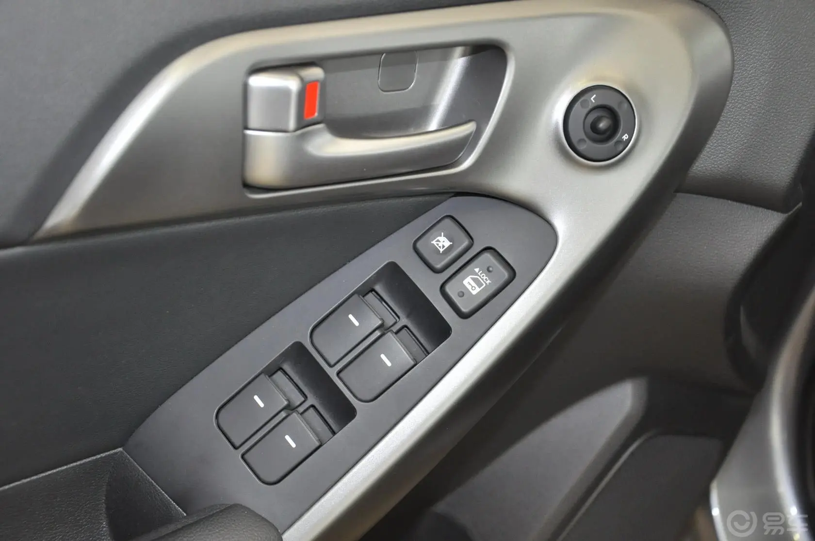 福瑞迪1.6L 自动 Premium 纪念版车窗升降键