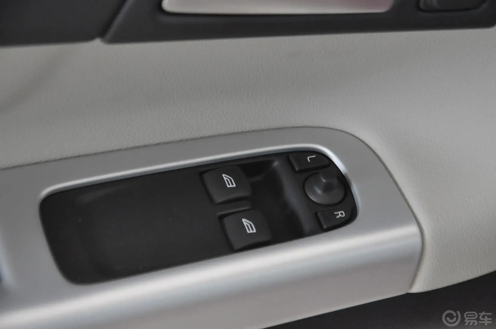 沃尔沃C302.0L 双离合 炫动款车窗升降键