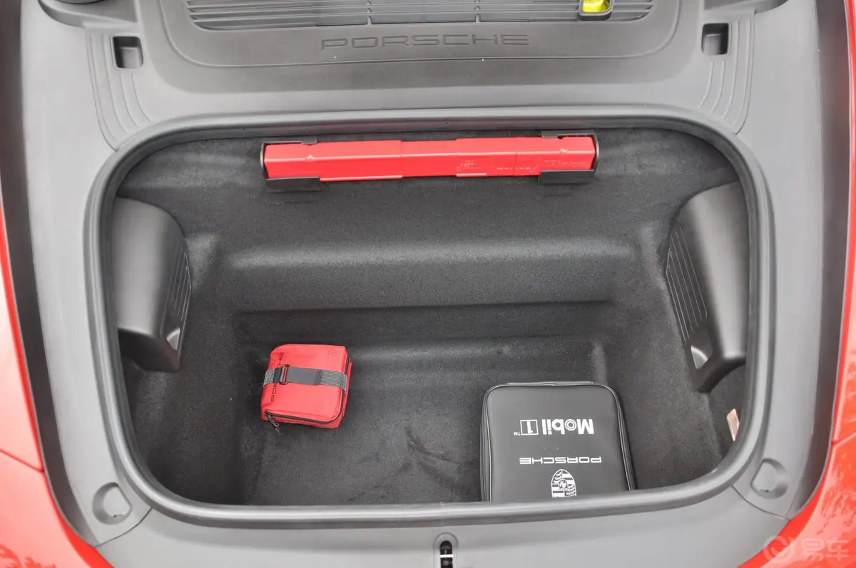 保时捷911Carrera Cabriolet 3.4L空间