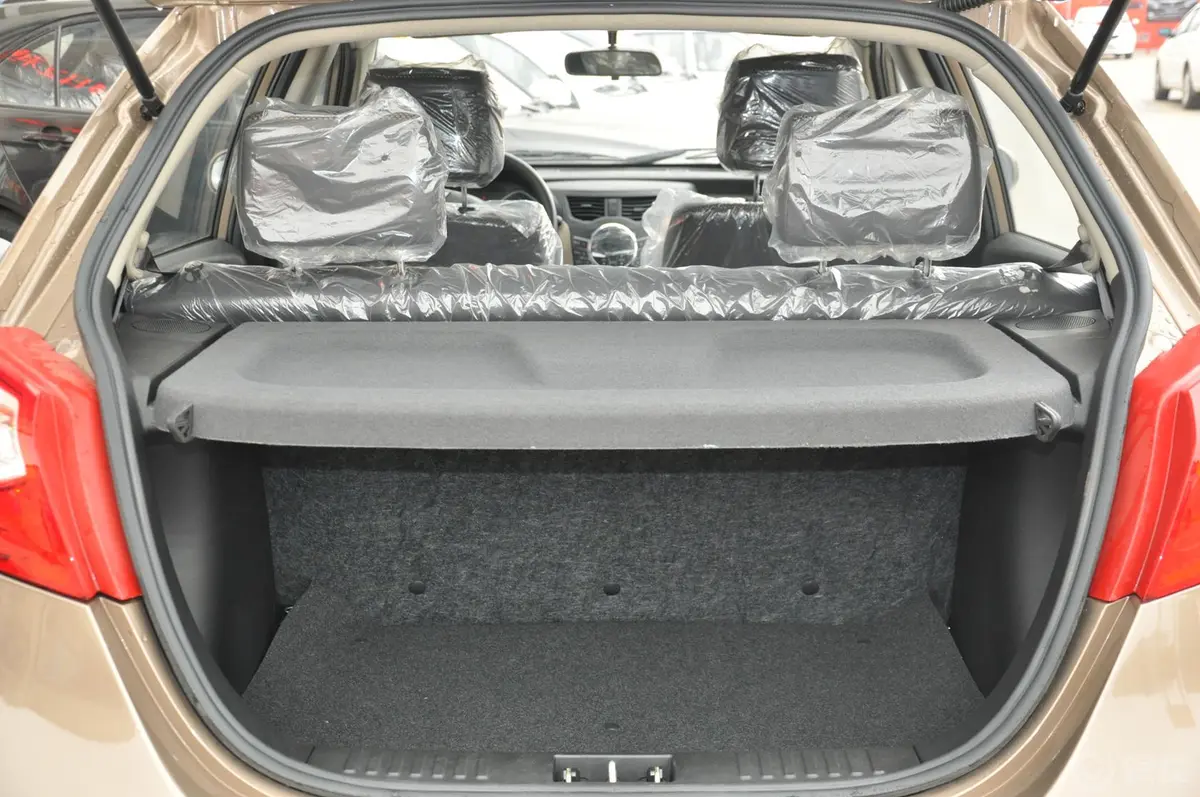 夏利N71.3L 手动 舒适型行李箱空间