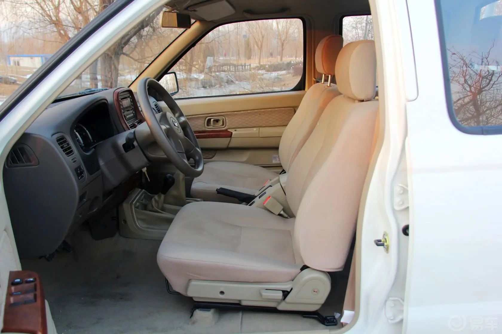 锐骐4WD QD80柴油标准版 国IV前排空间