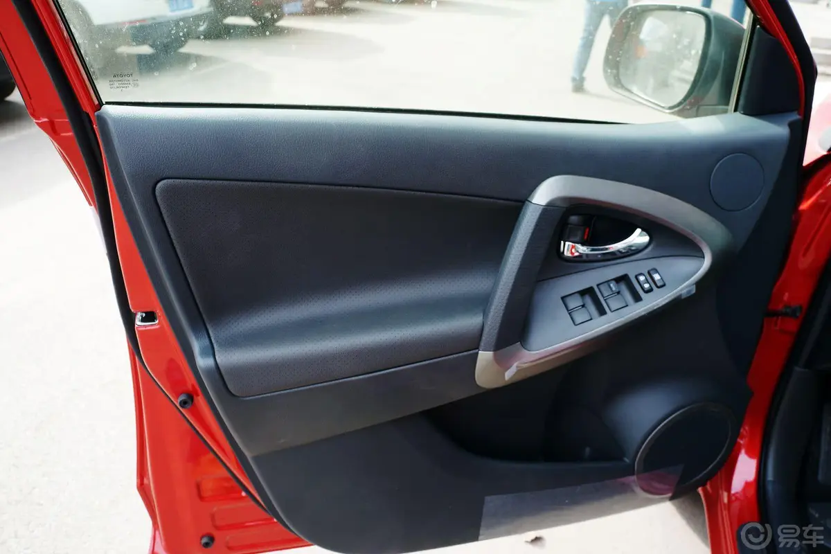 RAV4荣放2.4L 自动 特享尊崇版驾驶员侧车门内门板