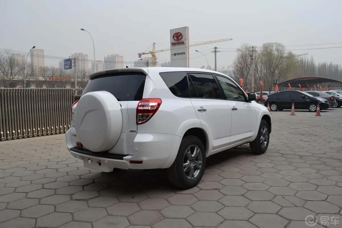 RAV4荣放2.4L 自动 特享尊崇版侧后45度车头向右水平