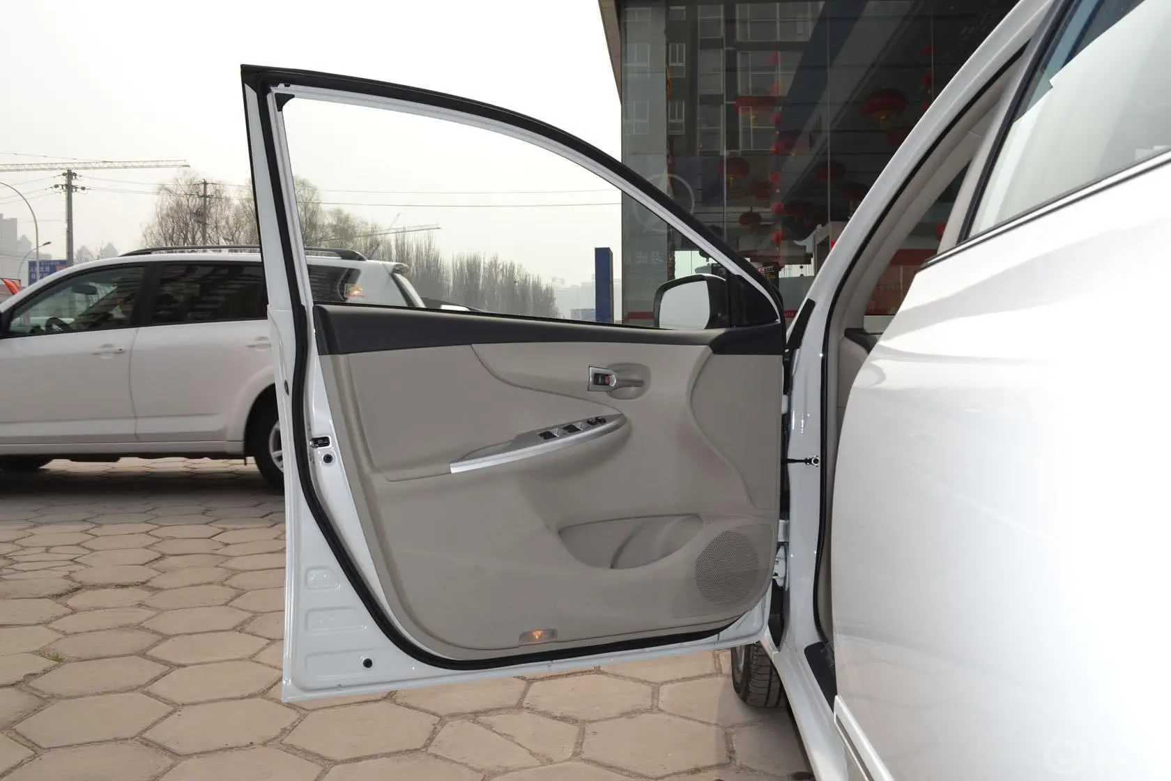 卡罗拉1.8L GL-i至酷版 CVT驾驶员侧车门内门板