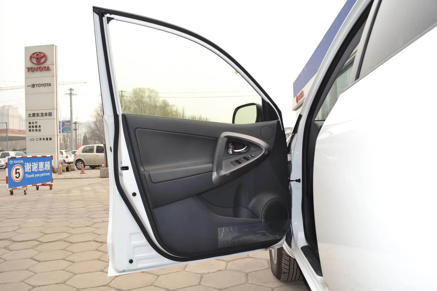 RAV4荣放2.4L 自动 豪华炫装版驾驶员侧车门内门板