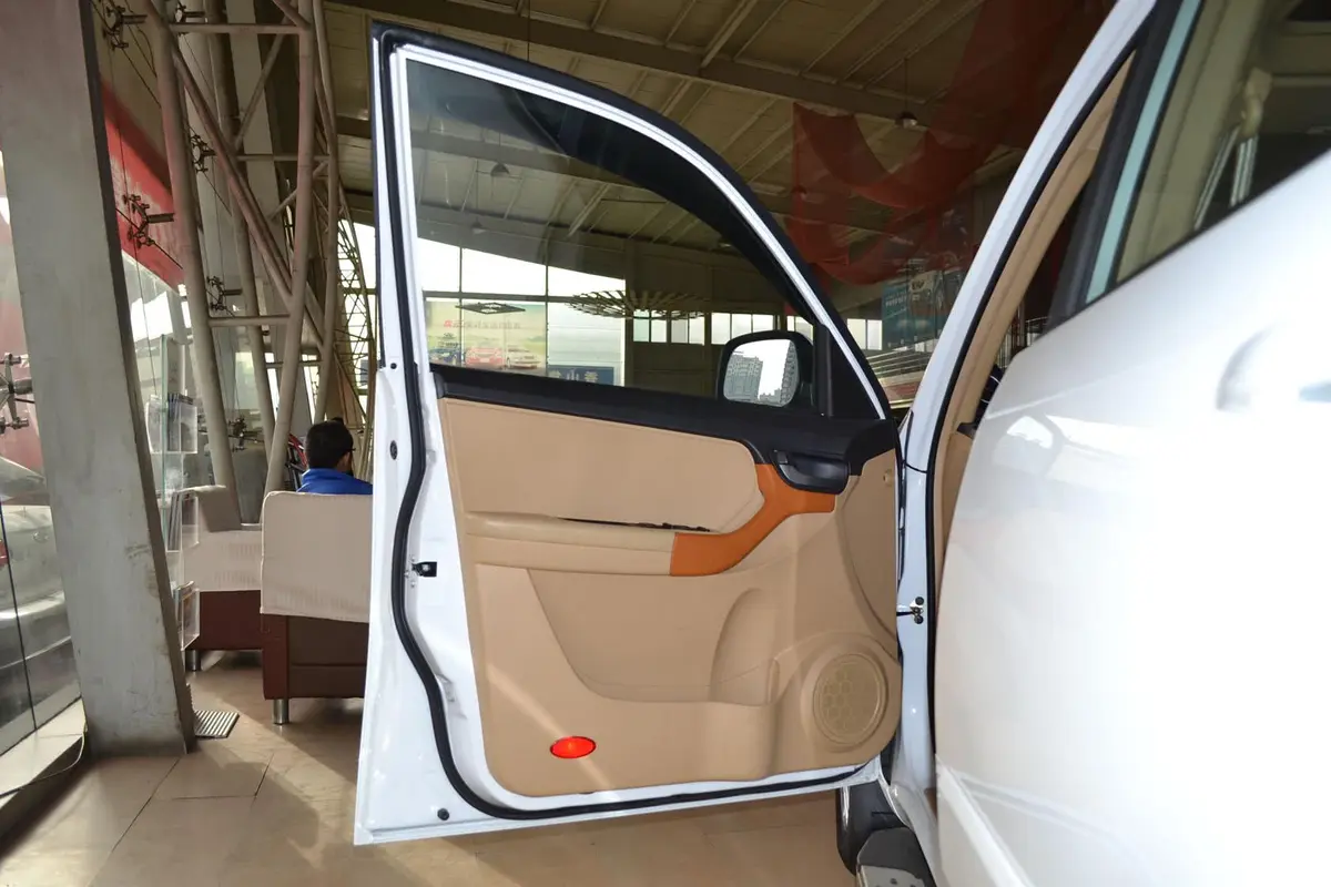 瑞虎精英版 1.6L 自动 DVVT 豪华型驾驶员侧车门内门板
