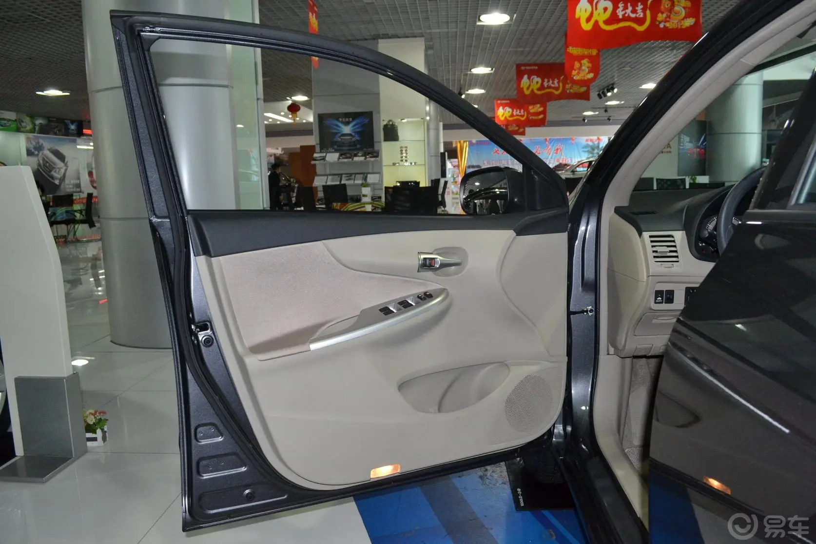 卡罗拉1.6L GL炫装版 4AT驾驶员侧车门内门板
