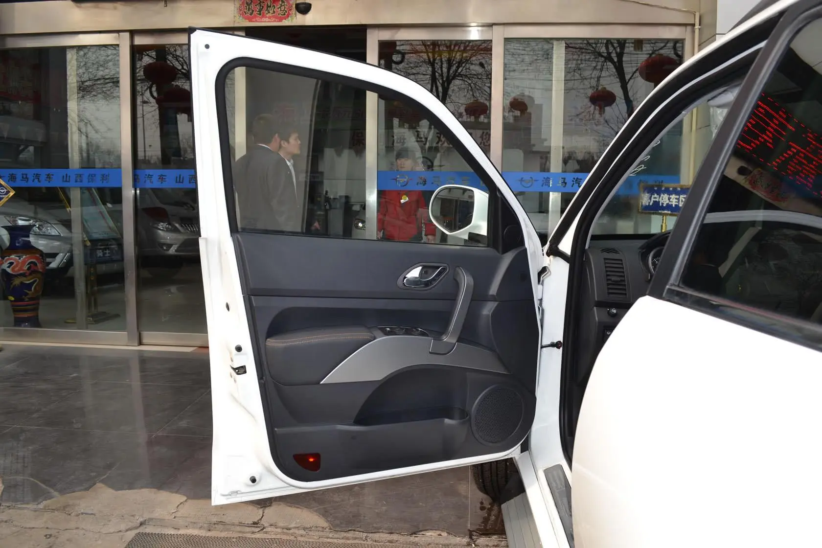 海马骑士2.0L 手自一体 智能领航版驾驶员侧车门内门板