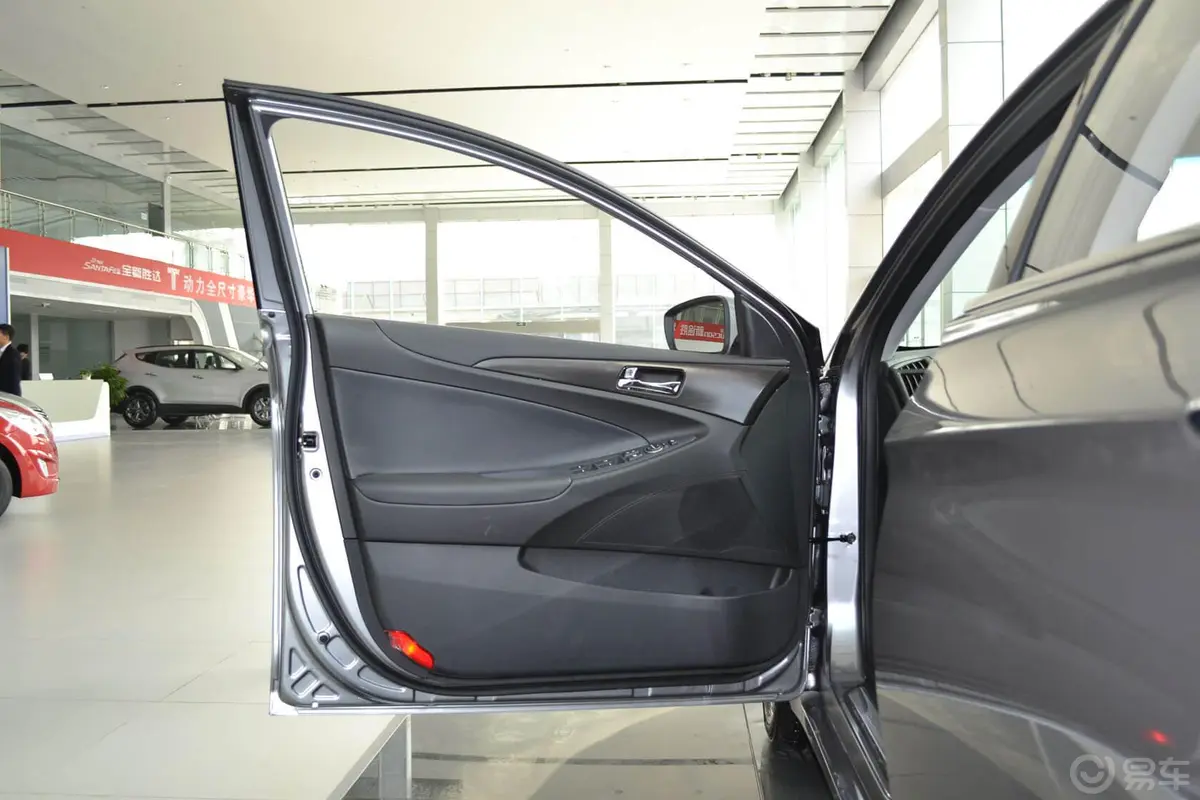 索纳塔2.0 GLX 自动豪华版驾驶员侧车门内门板