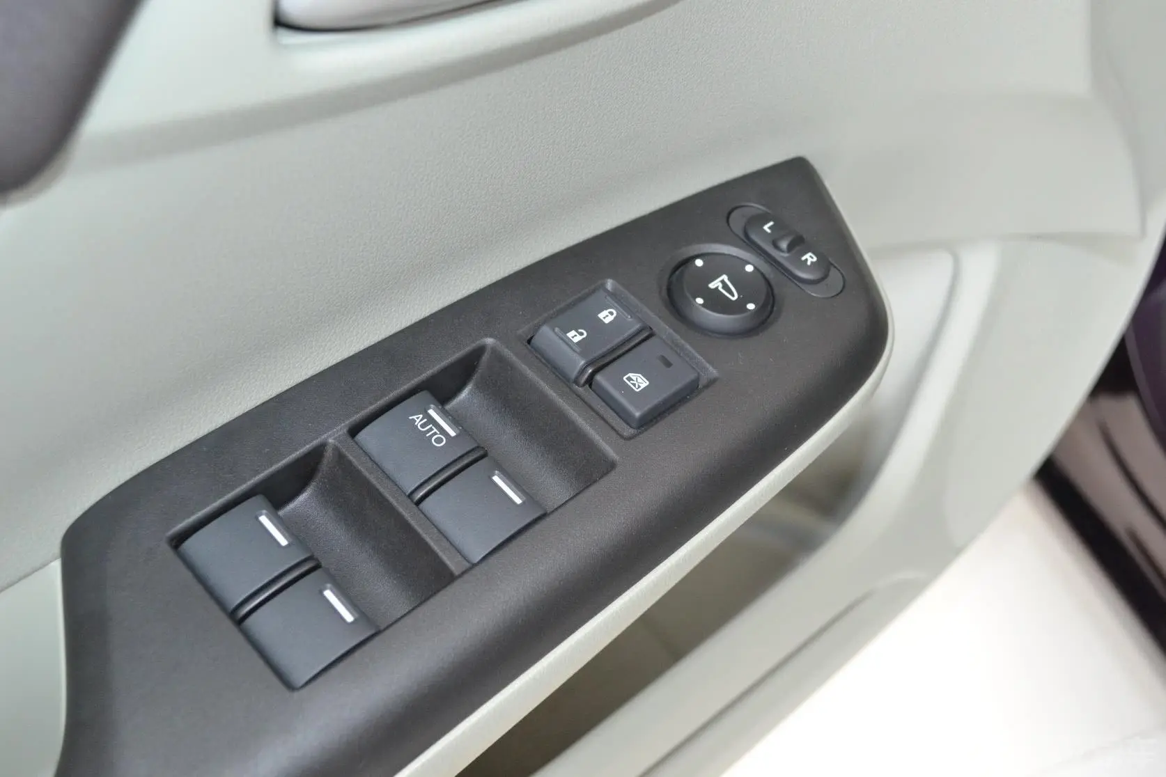 思域1.8L 自动 EXi舒适版车窗升降键