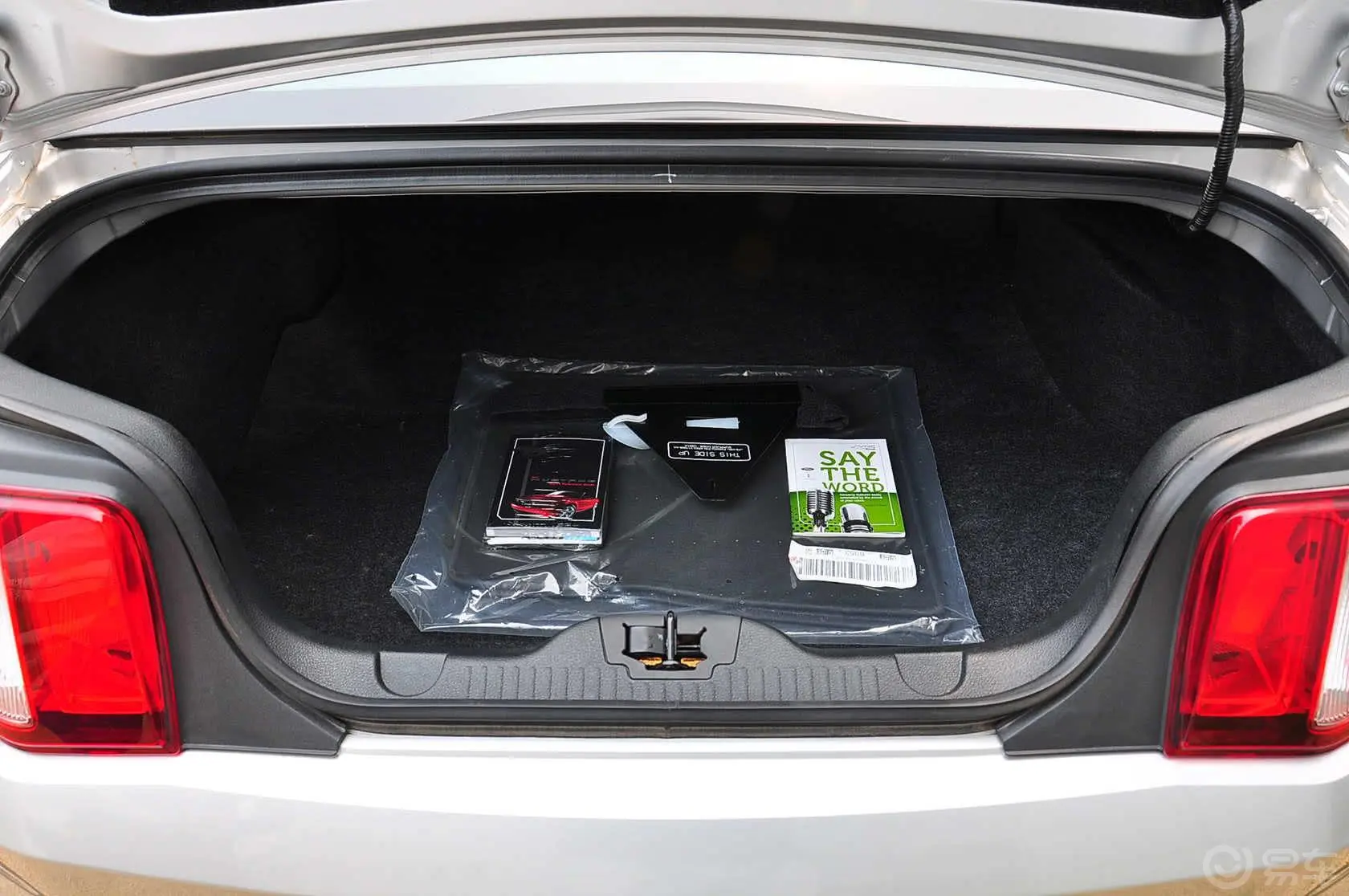 MustangV8 5.0L GT自动  豪华版 高配行李箱空间
