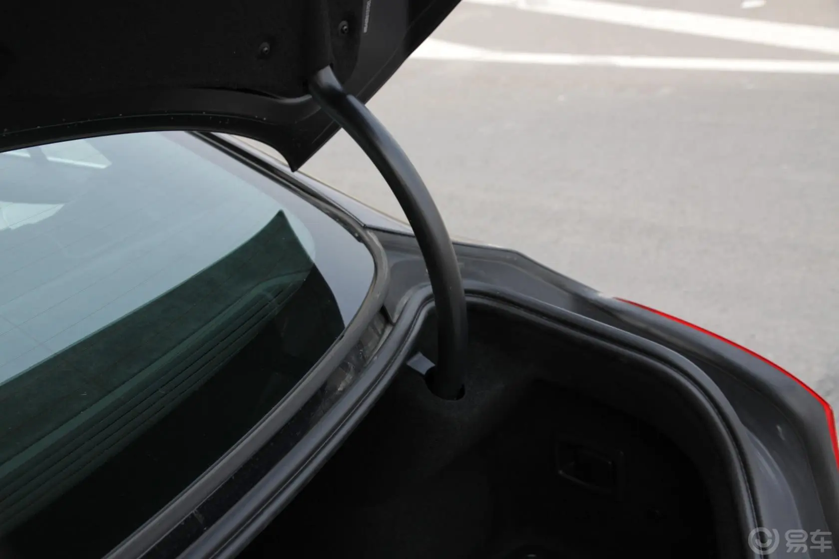 宝马6系650i xDrive Gran Coupe行李厢支撑杆