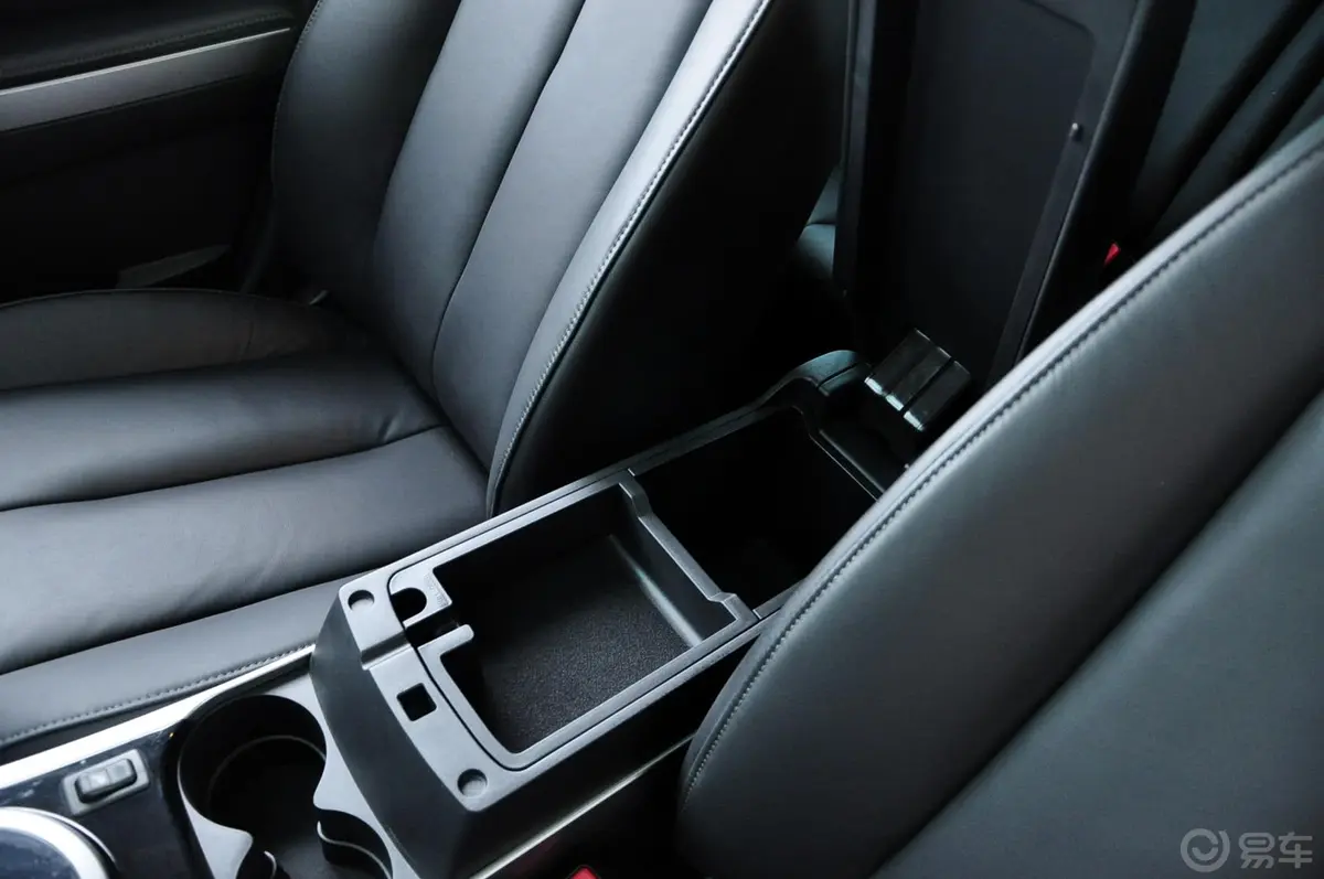 马自达CX-7(进口)2.5L豪华型前排中央扶手箱空间