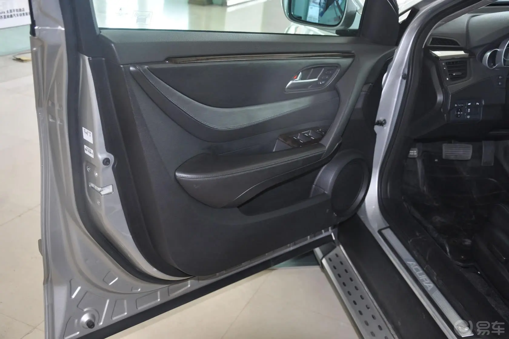 讴歌ZDX3.7L 手自一体驾驶员侧车门内门板