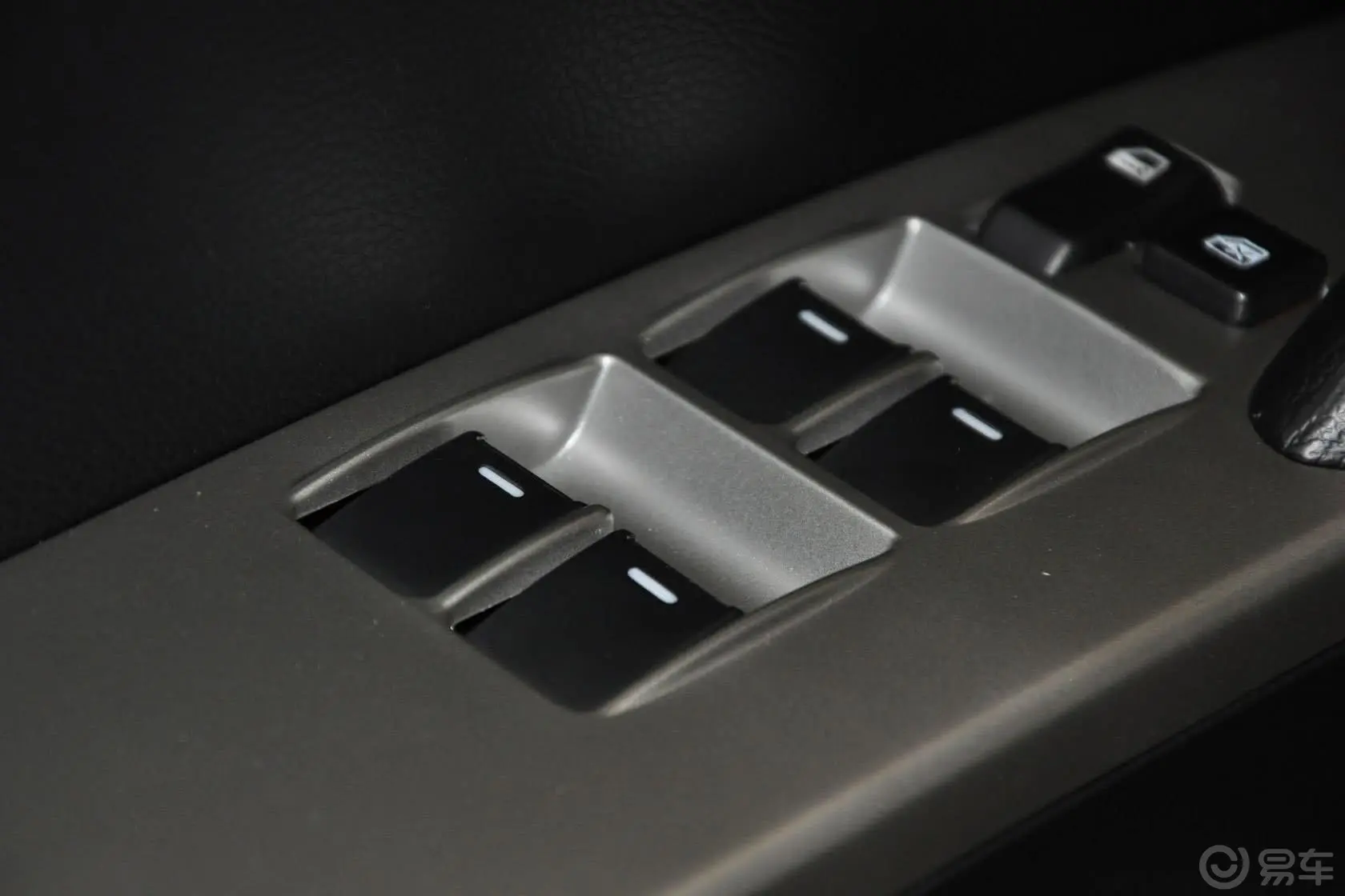 奥轩GX52.0L 手动 两驱 天窗版 汽油车窗升降键