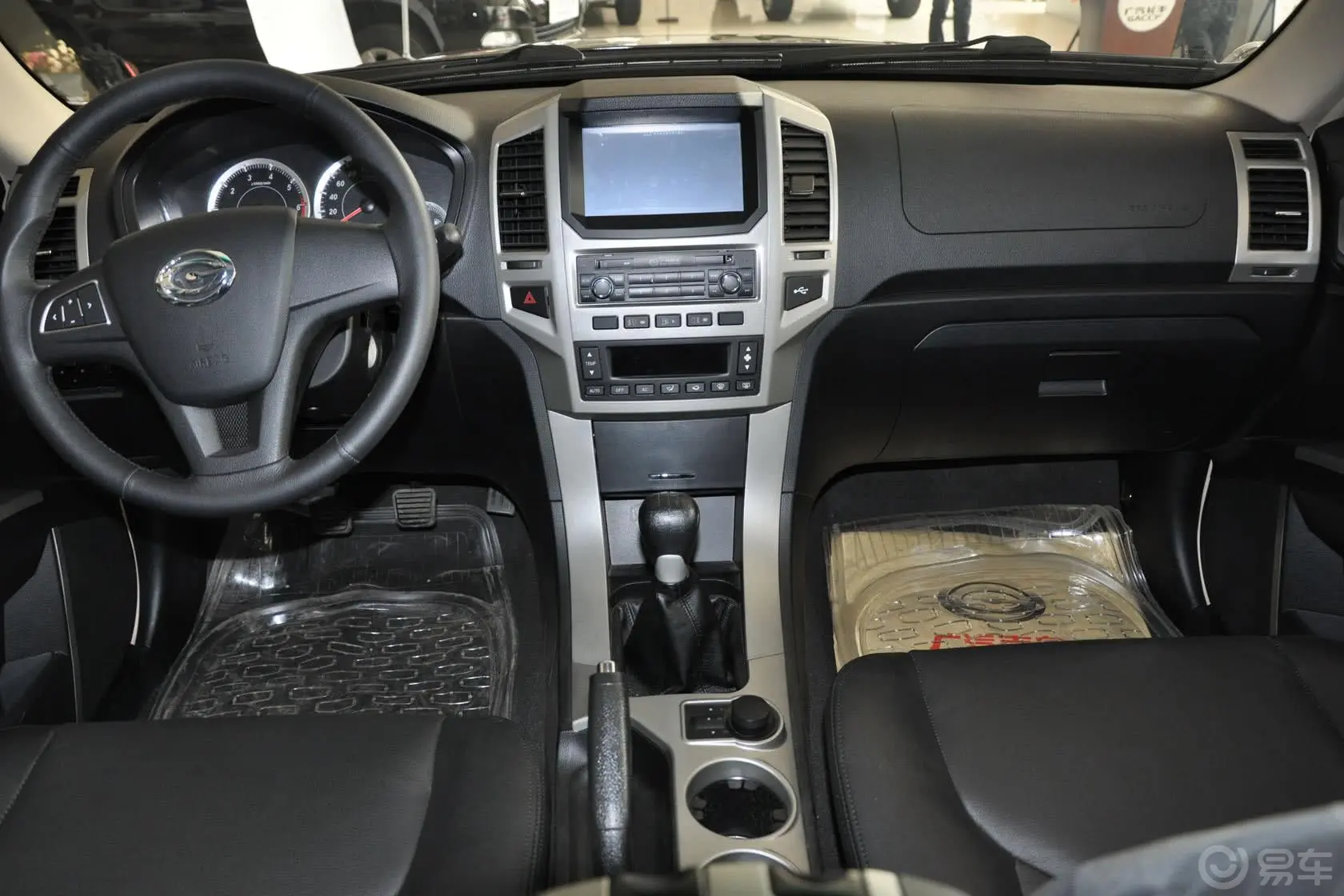 奥轩GX52.4L 自动 两驱 时尚版 汽油前排中央扶手箱空间