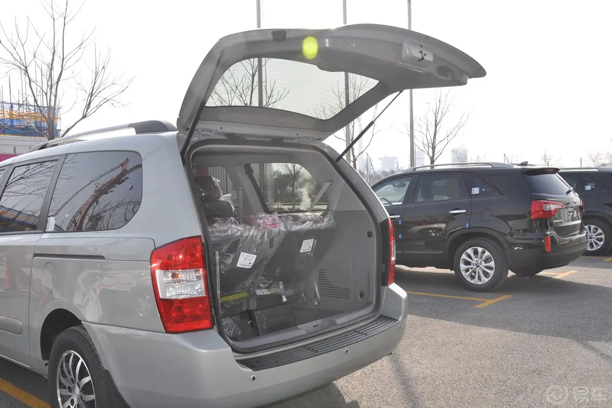 起亚VQVQ-R 2.2T 自动 柴油 舒适版行李厢开口范围
