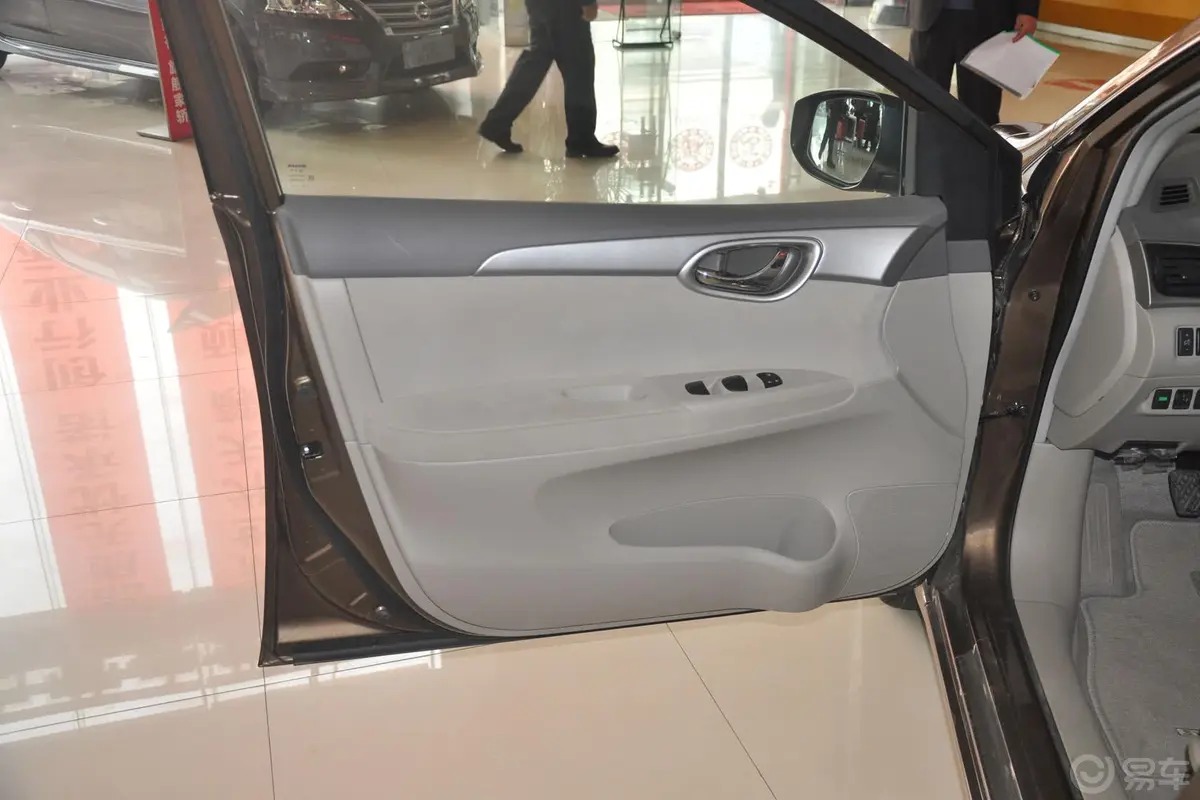 轩逸1.6L 手动 XE 舒适版驾驶员侧车门内门板