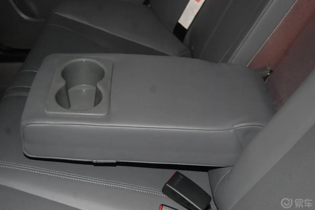 帝豪两厢 1.8L 自动 舒适型后排扶手