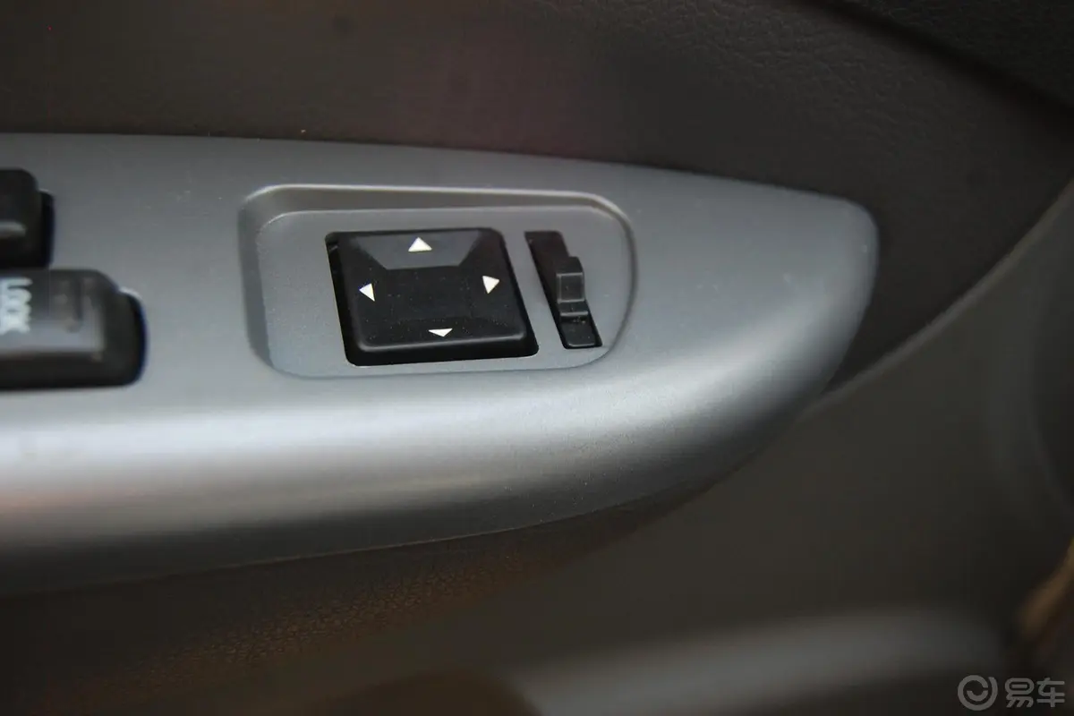 菱智M5 Q3短车 2.0L 手动 豪华型 7座外后视镜控制键