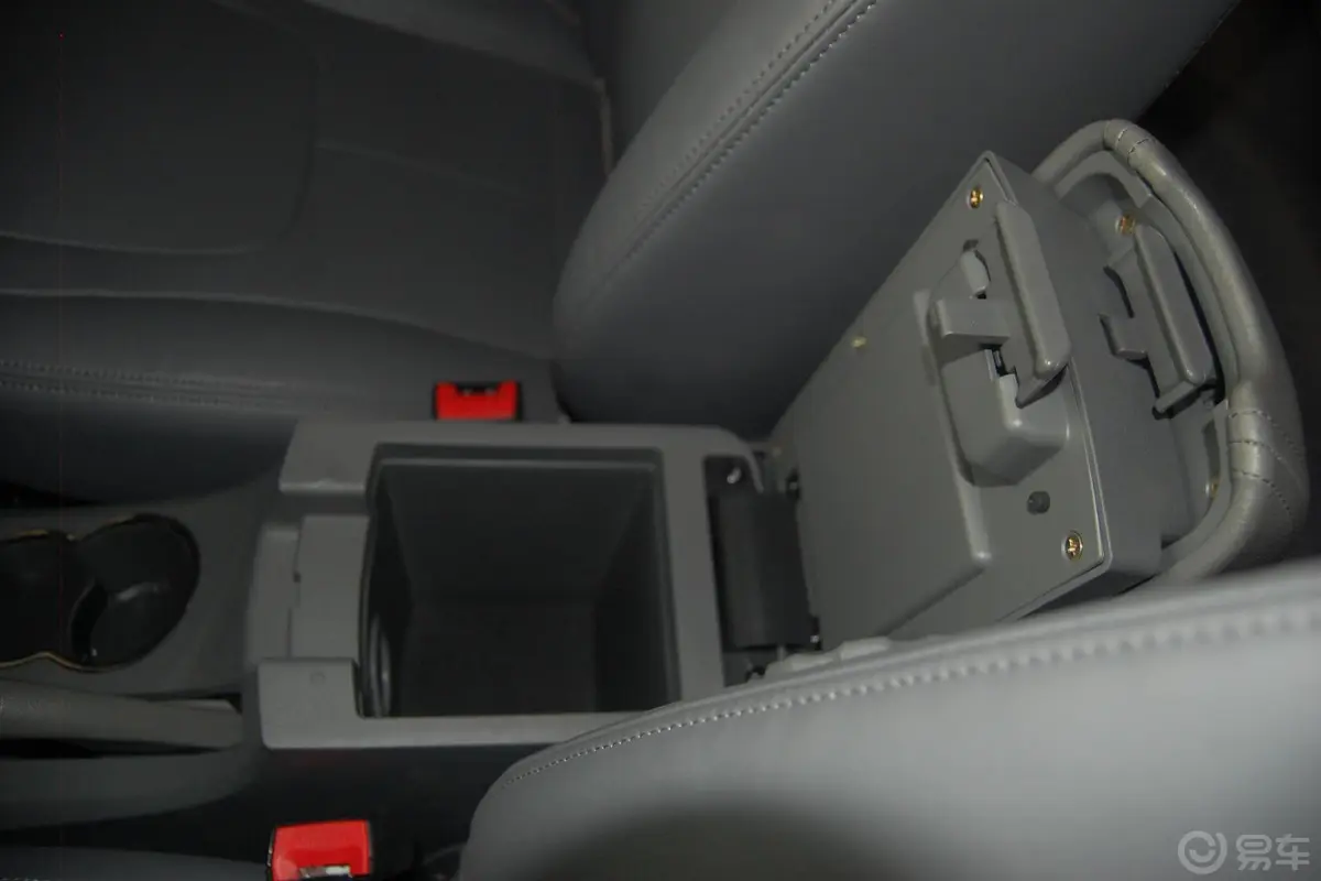 帝豪两厢 1.8L 自动 舒适型前排中央扶手箱空间