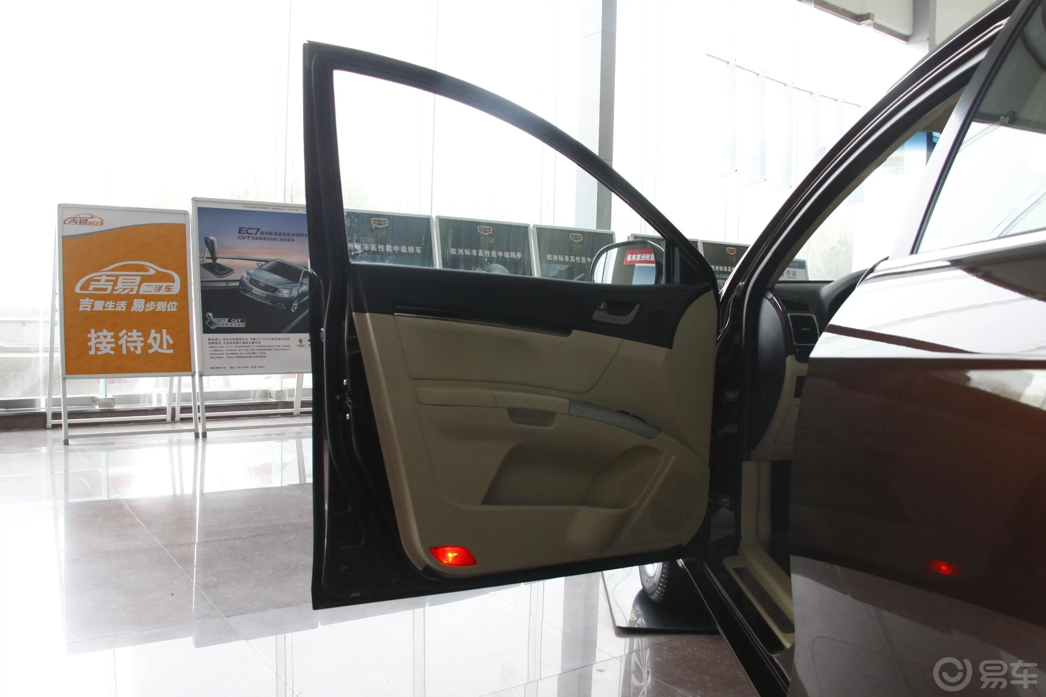 帝豪三厢 1.8L 自动 尊贵型驾驶员侧车门内门板