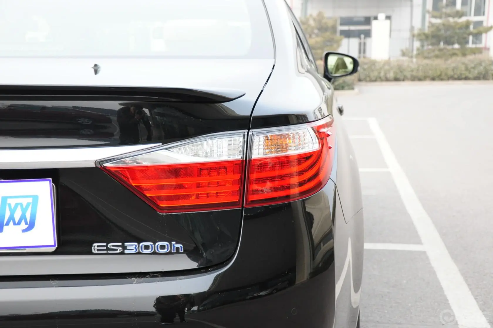 雷克萨斯ES300h 豪华版尾灯侧45度俯拍