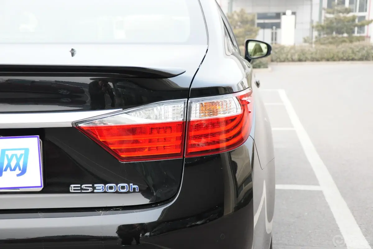 雷克萨斯ES300h 豪华版尾灯侧45度俯拍