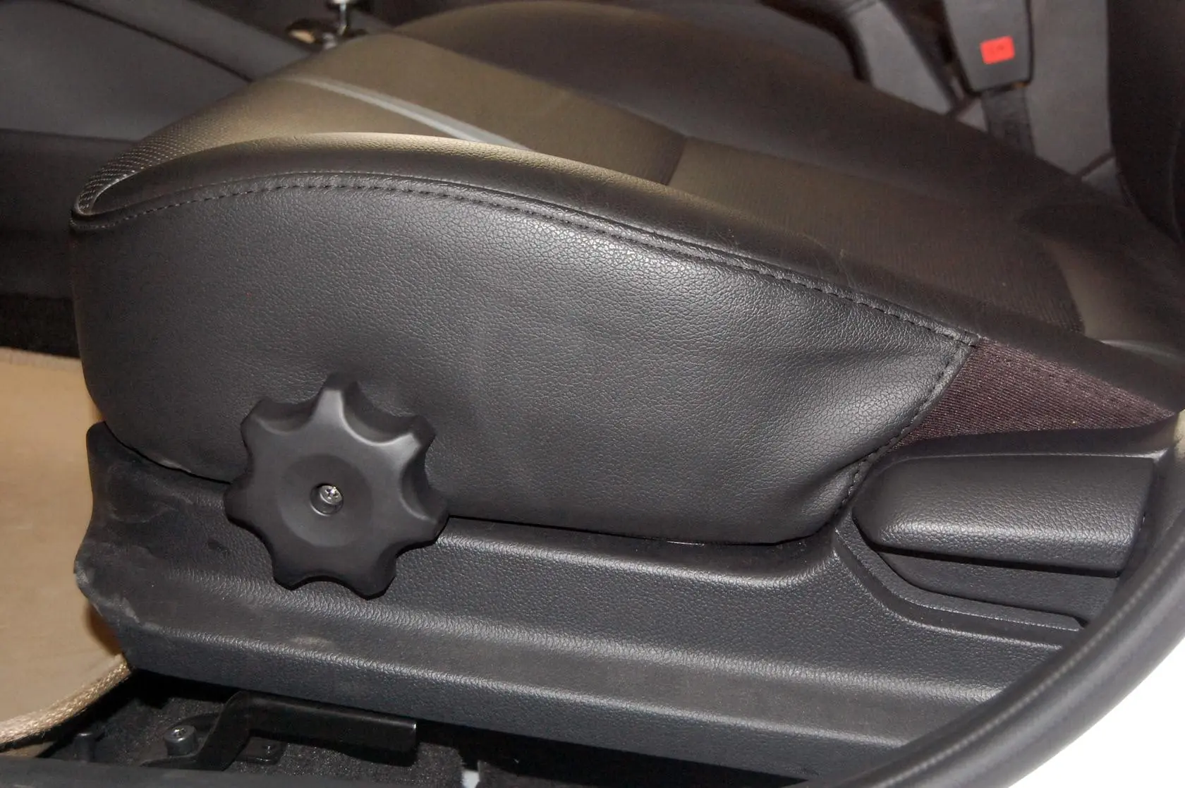 起亚K2两厢 1.6L 自动 Premium 纪念版座椅调节键
