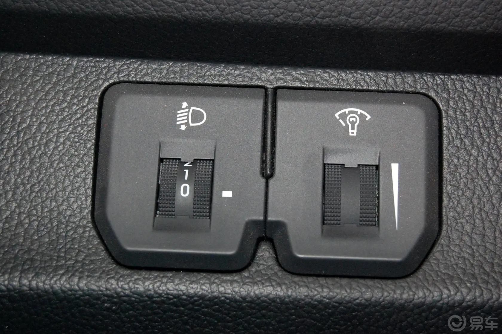 起亚K2两厢 1.6L 自动 Premium 纪念版大灯调节键
