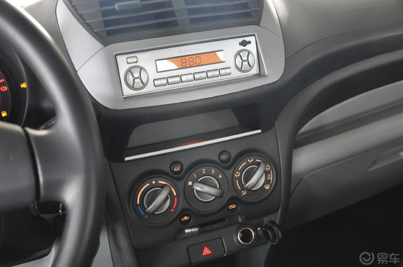 奥拓1.0L 手动 舒适版中控台驾驶员方向