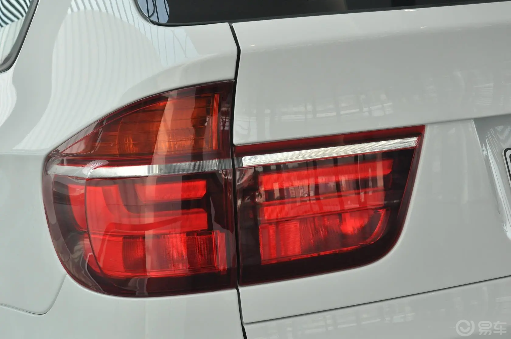 宝马X5(进口)xDrive35i 豪华型尾灯侧45度俯拍