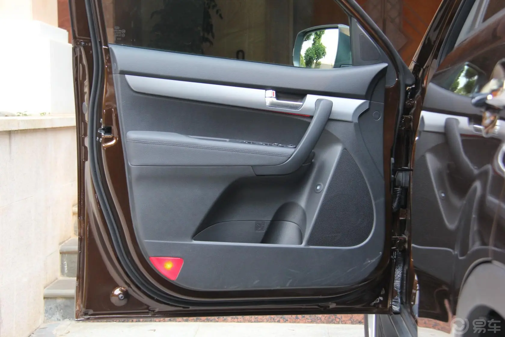 索兰托2.4L 汽油 至尊UVO版 七座(GDI) 国五驾驶员侧车门内门板