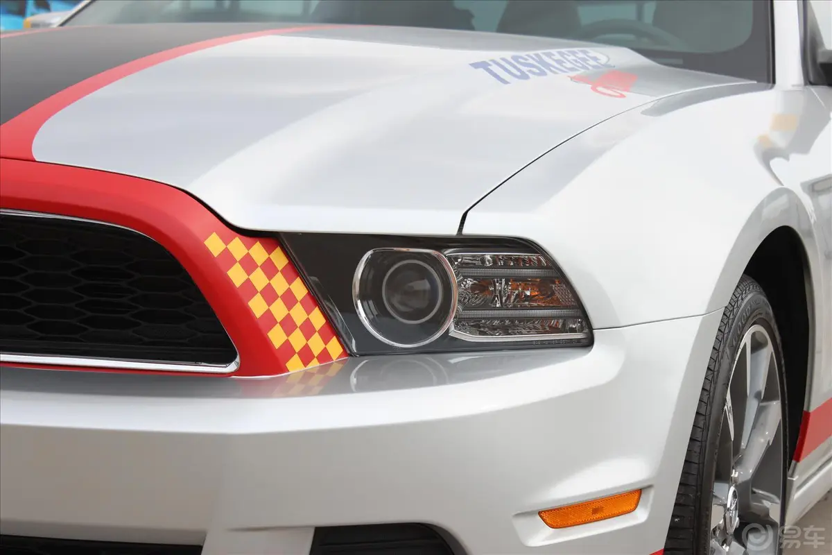 Mustang3.7L 自动 V6大灯侧45度俯拍