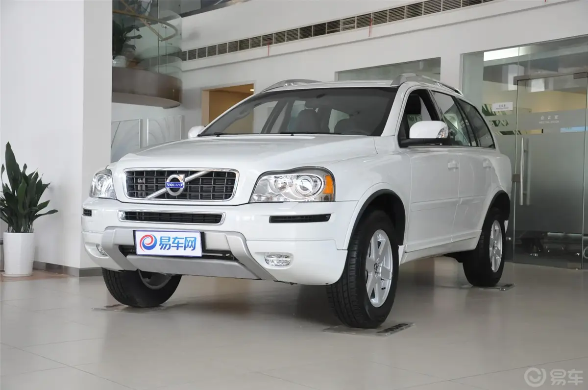 沃尔沃XC902.5T T5 豪华版侧前45度车头向左水平