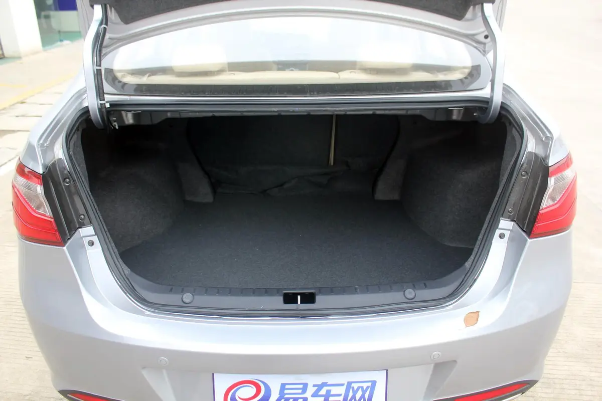 V5菱致1.5L CVT 旗舰型行李箱空间