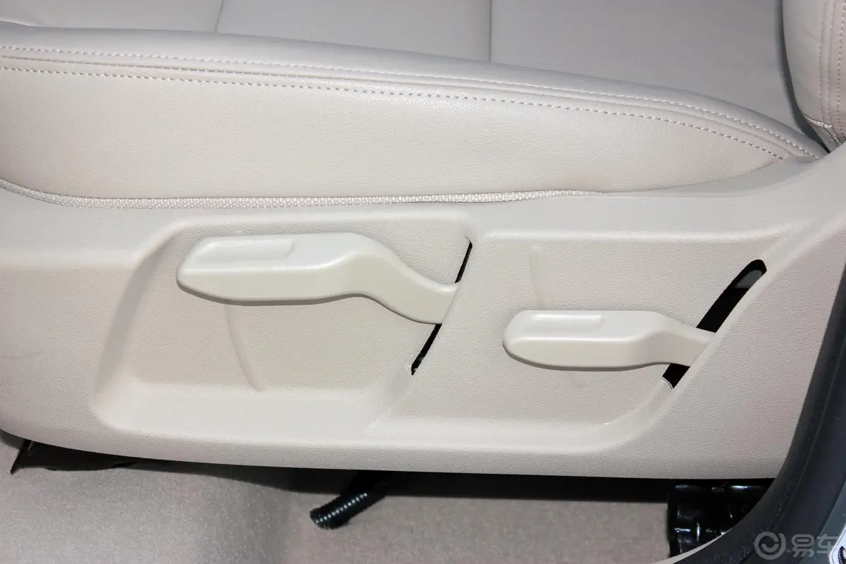 福克斯两厢 经典款 1.8L 手动 时尚型座椅调节键