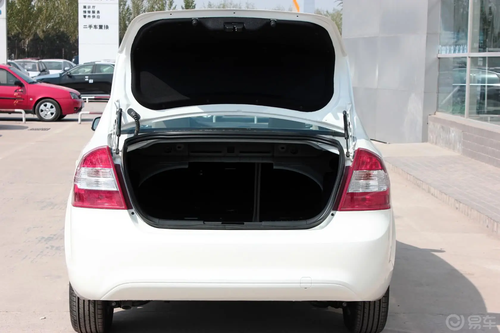 福克斯三厢 经典款 1.8L 自动 基本型行李厢开口范围