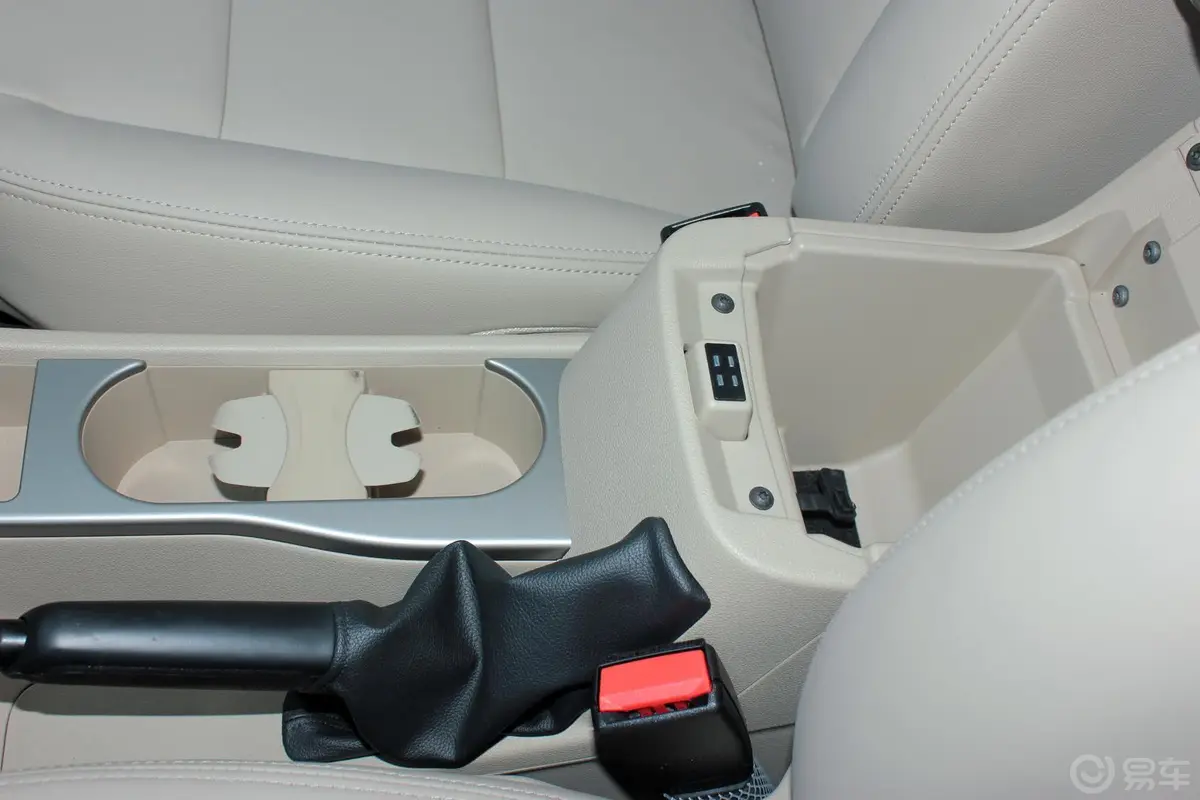 福克斯两厢 经典款 1.8L 手动 时尚型前排中央扶手箱空间