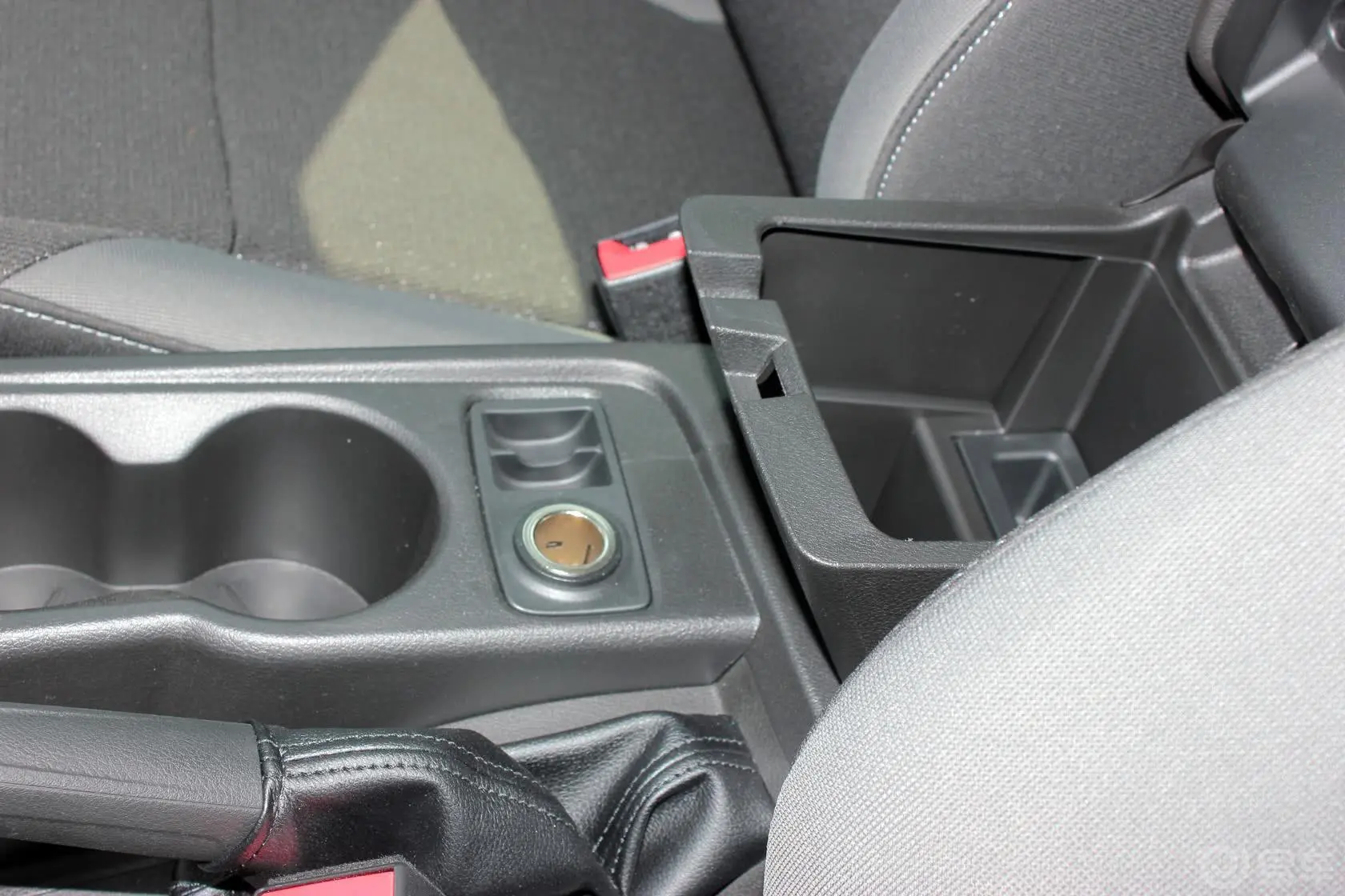 福克斯两厢 1.6L 自动 舒适型前排中央扶手箱空间