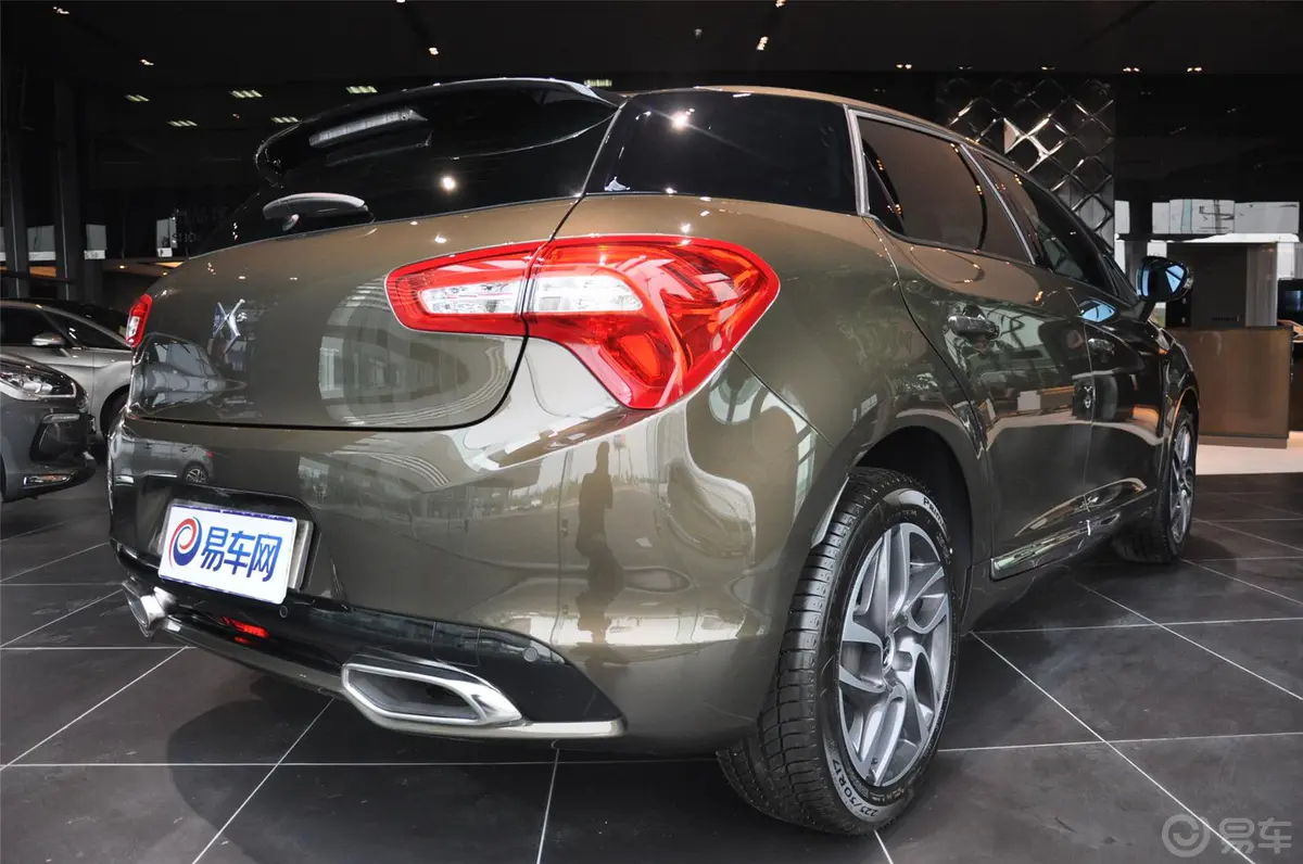 DS 5(进口)1.6T 手自一体 尊享版侧后45度车头向右水平