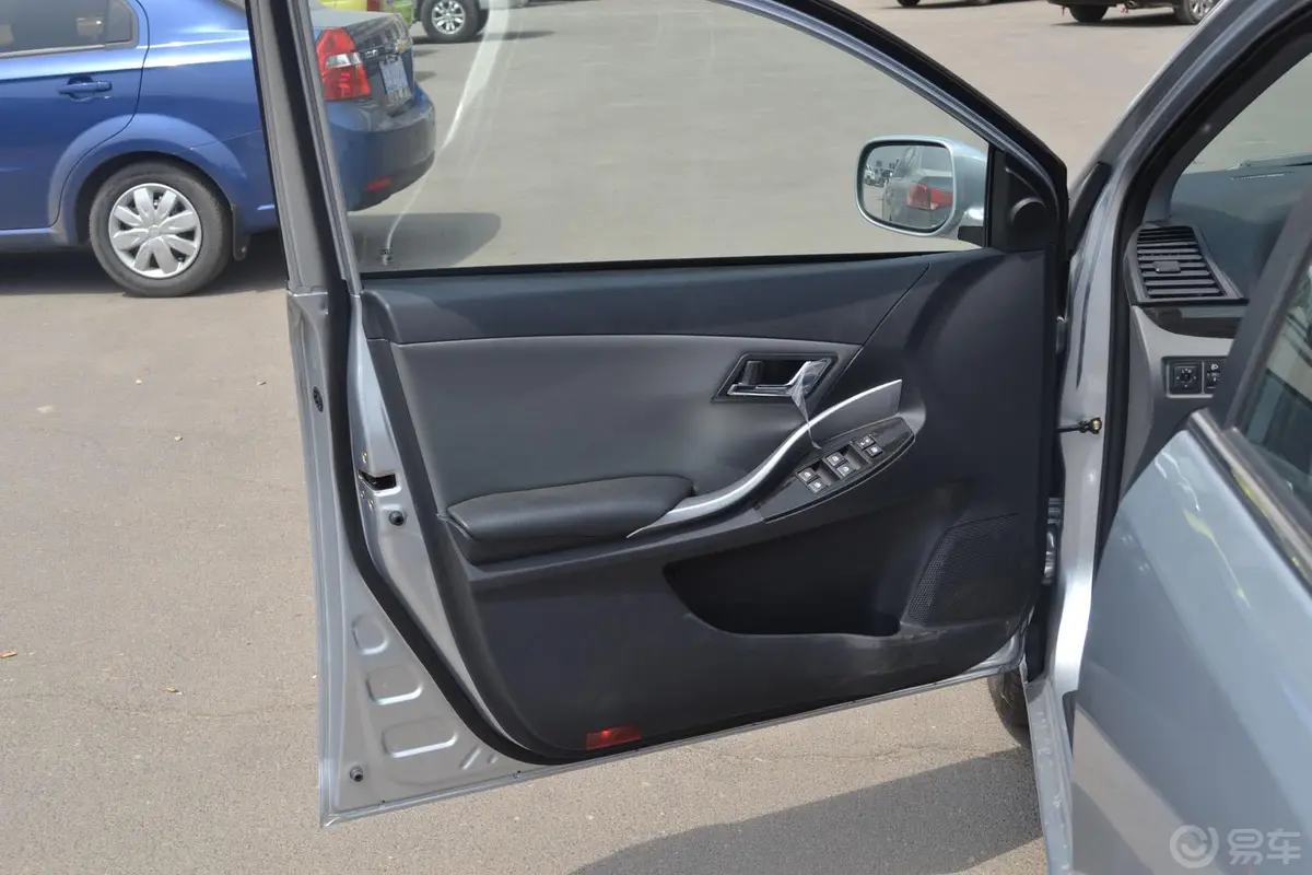 众泰Z3001.6L 自动 尊贵型驾驶员侧车门内门板