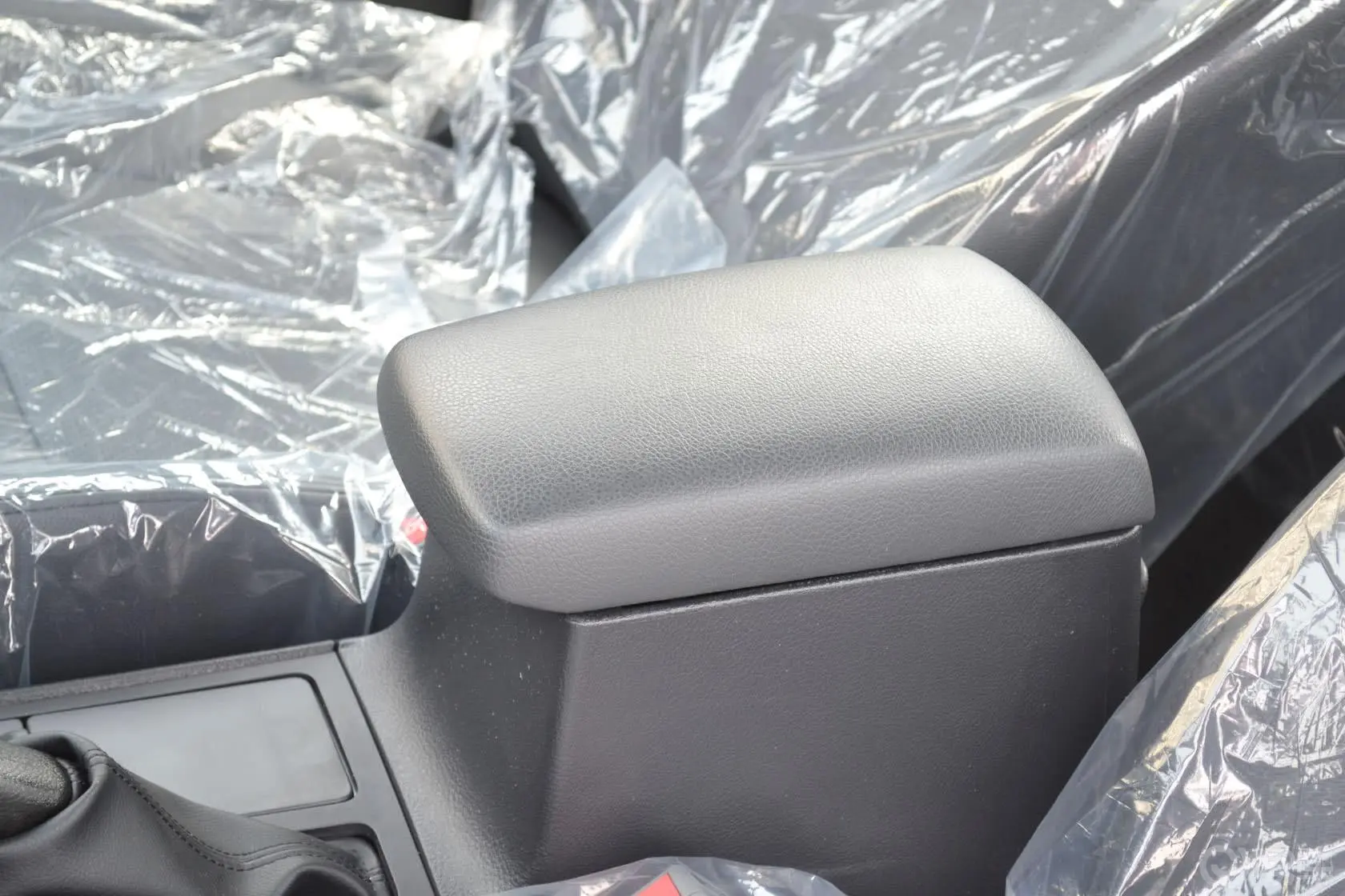 众泰Z3001.6L 自动 尊贵型前排中央扶手箱