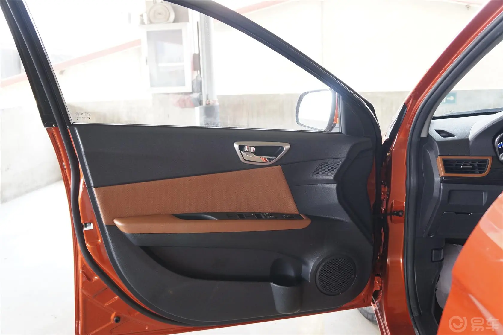 V6菱仕1.5L CVT 女性豪华版驾驶员侧车门内门板
