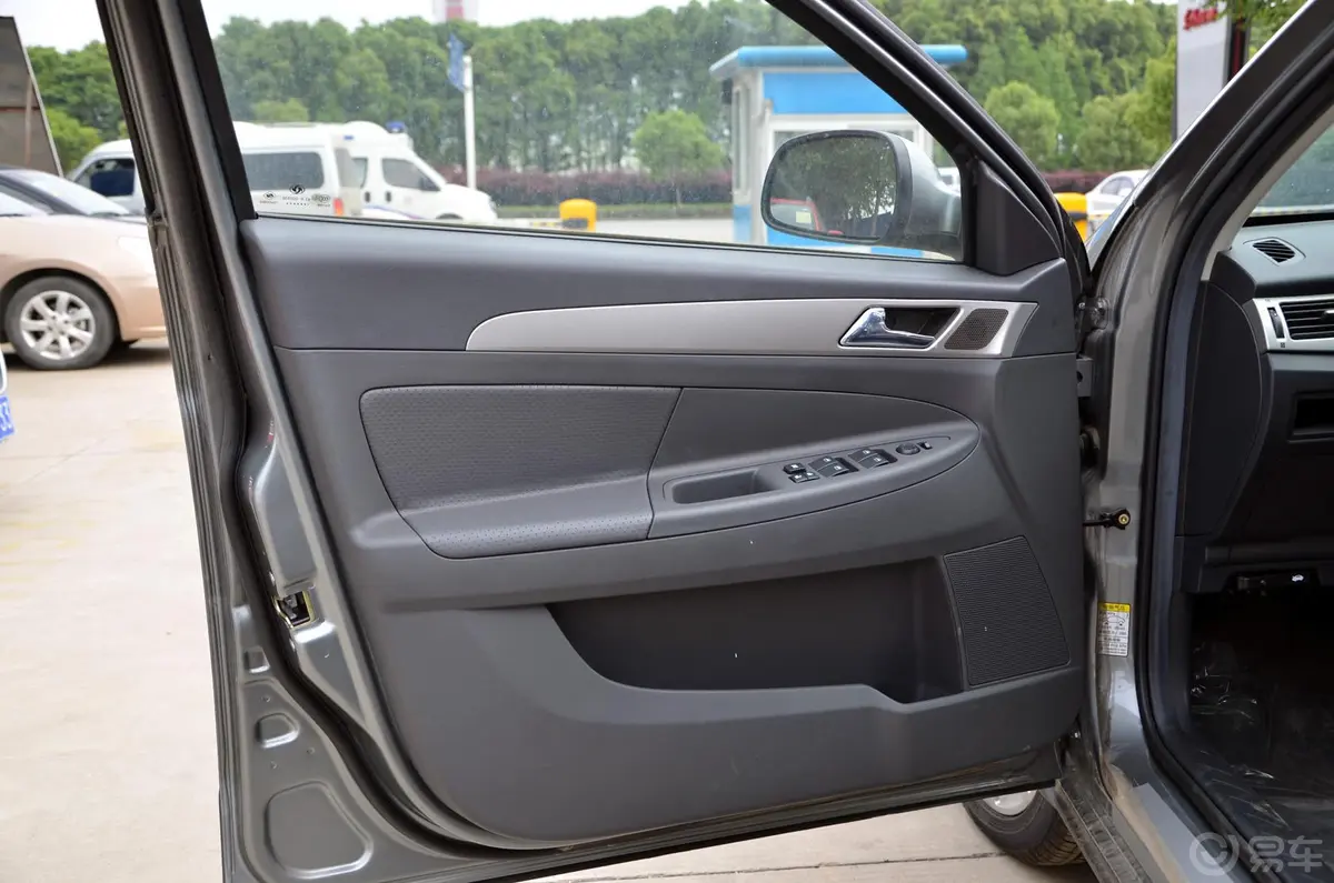 风神H30Cross 1.6L 自动 尊逸型驾驶员侧车门内门板