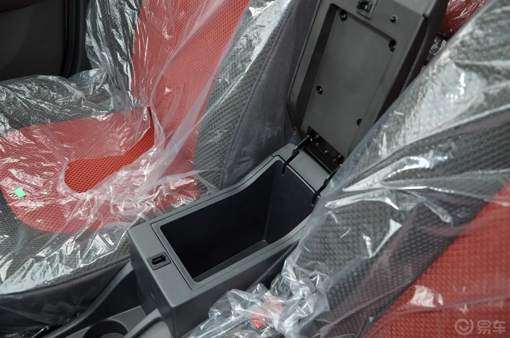 风神H30Cross 1.6L 自动 尊逸型前排中央扶手箱空间