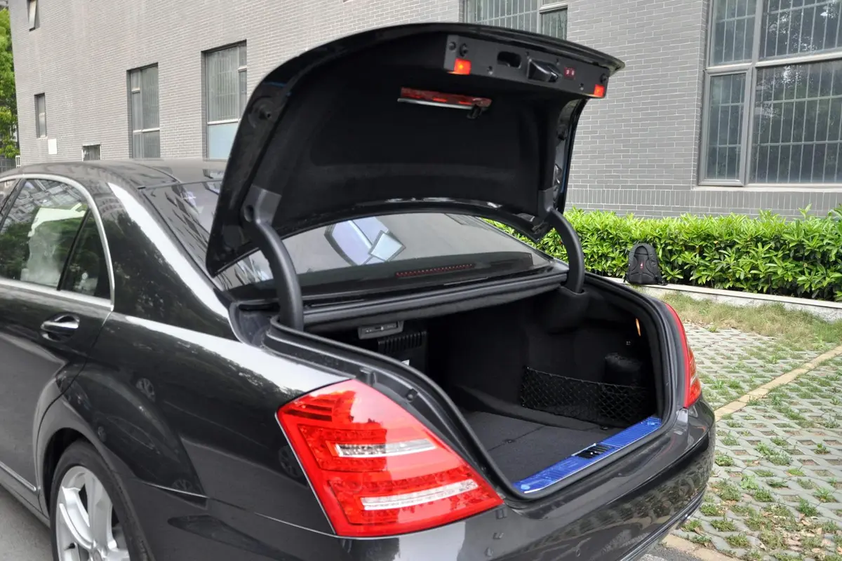 奔驰S级S600L Grand Edition行李厢开口范围