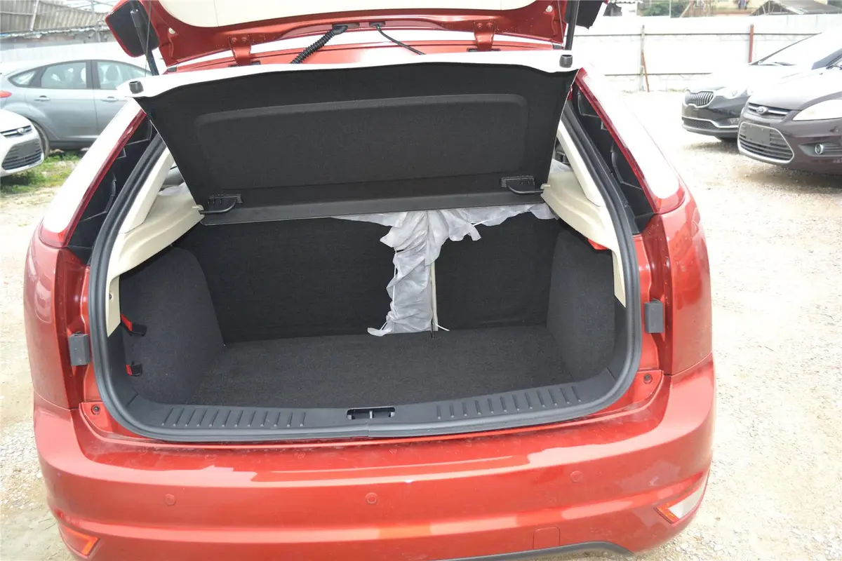 福克斯两厢 经典款 1.8L 自动 时尚型行李箱空间